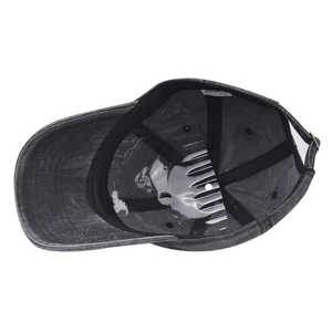 Détail de l'intérieur de la casquette en jean délavé avec boucle réglable et bandeau interne