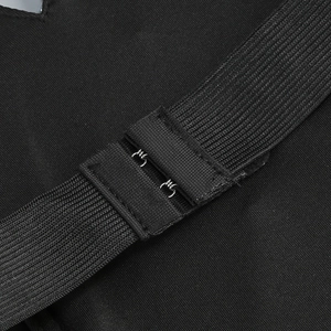 Détail de la sangle élastique noire avec fermeture à agrafes métalliques pour robe