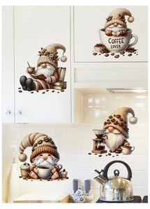 Détail de stickers gnomes café marron sur des placards de cuisine et carrelage