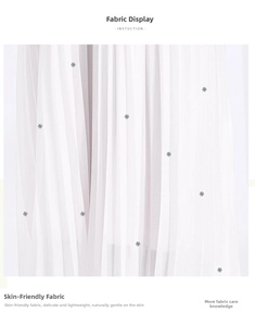 Détail du tissu en maille blanche translucide avec des pois scintillants argentés