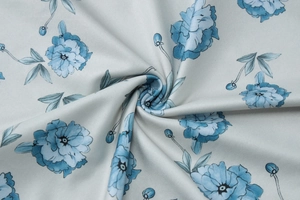 Détail macro d'un tissu floral bleu clair avec d'élégants motifs de fleurs bleues