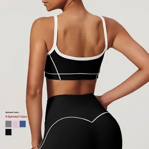 Ensemble sport noir avec brassière et legging, coutures blanches et dos nu élégant