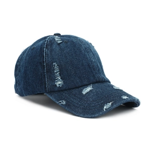 Vue détaillée du tissu denim délavé et des bords effilochés sur la casquette bleu marine