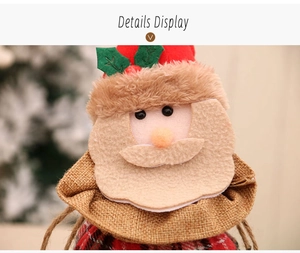 Détail d'un sac cadeau Père Noël 3D en toile de jute avec fausse fourrure et houx
