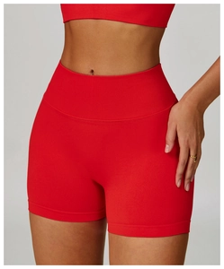 Vue détaillée du short de yoga rouge foncé sans couture avec taille haute côtelée