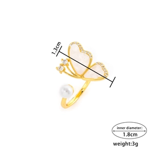 Bague ouverte papillon dorée avec nacre blanche et petite perle élégante