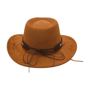 Détail d'un chapeau de cow-boy en daim marron avec bande en cuir et étoile en métal