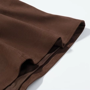 Gros plan d'un haut marron foncé avec texture velours et coutures de haute qualité