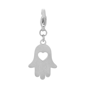 Vue détaillée du pendentif Main de Fatma argenté avec découpe cœur et fermoir mousqueton