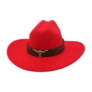 Détail d'un chapeau de cowboy rouge avec bande en cuir marron et boucle de tête de taureau