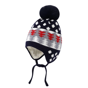 Detail der Kinder-Strickmütze mit Ohrenklappen und weichem Fleece-Futter für Wärme