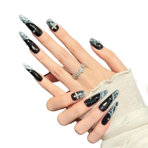 Gothic-Punk-Stiletto-Kunstnägel mit schwarzem Marmordesign und silbernen Kreuzanhängern