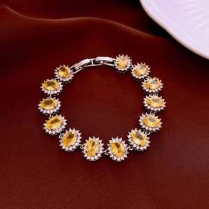 Détail d'un bracelet français avec zircons jaunes ovales sur fond en velours rouge élégant