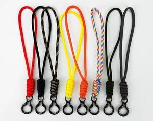 Vue détaillée de 8 porte-clés tressés en paracorde colorée avec anneaux métalliques noirs