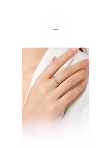 Detailansicht eines silbernen gedrehten Kordelrings am Finger im minimalistischen Design