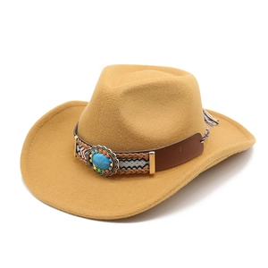 Détail du chapeau de cowboy en feutre avec bande décorative en turquoise et perles