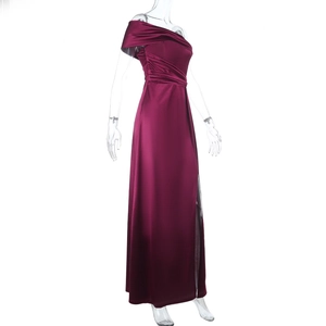 Détail d'une robe de soirée asymétrique en satin bordeaux avec fente et drapé élégant