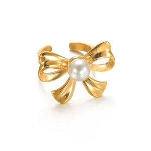 Elegante anello a fiocco dorato con perla bianca su sfondo bianco pulito e moderno