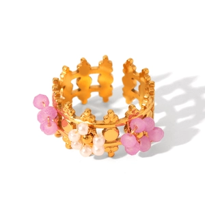 Bague fleur dorée ajustable avec perles roses et motif couronne creuse sur fond blanc