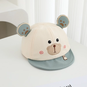 Dettaglio del cappello da orso per neonati con cotone crema e ricamo carino di orsetto