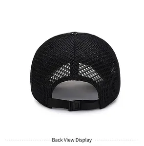 Vista posteriore di un cappello da baseball in rete nera traspirante regolabile