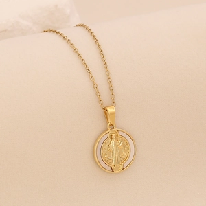 Elegante 18K vergoldete Halskette mit rundem religiösem Relief-Anhänger an O-Kette