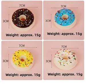 Vue détaillée de beignets artificiels en PU de quatre couleurs et 7cm de diamètre