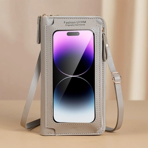 Détail d'un sac de téléphone gris avec fenêtre tactile transparente et bandoulière