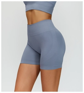 Gros plan sur la texture respirante sans couture du short de yoga taille haute
