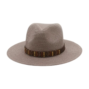 Détail de chapeau fedora en paille avec perles en bois, coquillages et clous métalliques