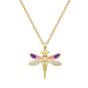 Collier luxueux avec pendentif libellé dorée, ailes en émail coloré et cristaux étincelants