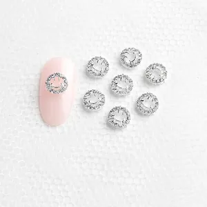 Bijou d'ongles sourire 7x7mm avec strass micro-pavés sur un ongle rose