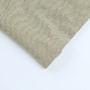 Detailaufnahme von hellkhakifarbenem Rippstrickgewebe mit hoher Elastizität und weicher Textur