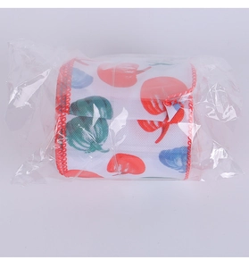 Détail du ruban blanc sur le thème de la récolte avec motifs de fruits et bords rouges