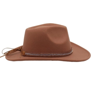 Dettaglio cappello fedora marrone con fascia di borchie e nappa in pelle laterale