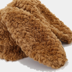 Nahaufnahme des weichen braunen Plüschmaterials und der dicken Teddyvlies-Textur des Hutes