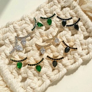 Boucles d'oreilles géométriques en V avec pierres zircon et finitions dorées