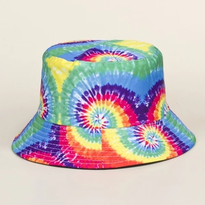 Gros plan du chapeau bob tie-dye montrant les coutures renforcées et la texture coton
