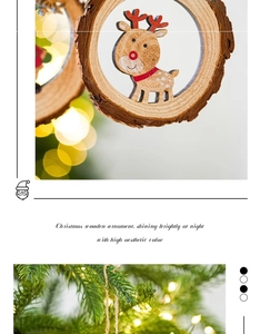 Nahaufnahme eines rustikalen Holz-Weihnachtsanhängers mit Rentier und warmem Bokeh-Effekt