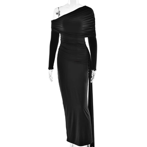 Détail de la robe noire asymétrique avec des fronces élégantes et une manche longue chic