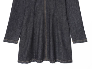 Gros plan sur une mini robe en jean foncé montrant la texture et les coutures contrastées