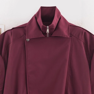 Veste rouge foncé à col montant avec fermeture éclair en métal et boutons de qualité