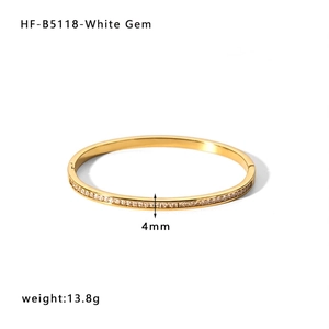 Bracciale in acciaio dorato con zirconi bianchi e dettaglio larghezza 4mm da donna