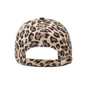 Détail d'une casquette en coton à motif léopard avec boucle de réglage en métal argenté