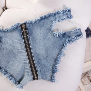 Detailansicht der Denim-Shorts mit ausgefransten Kanten und Ring-Metallreißverschluss
