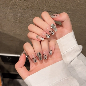 Faux ongles cercueil longs avec motifs léopard et breloque en diamant carré brillant