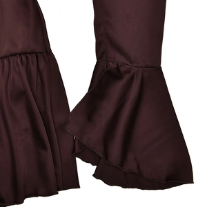Détail de la manche cloche à volants sur une robe en satin marron foncé au fini brillant