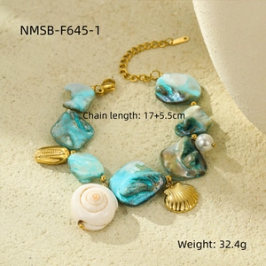 Dettaglio di bracciale con conchiglie, pietre turchesi e misure di 17+5,5cm