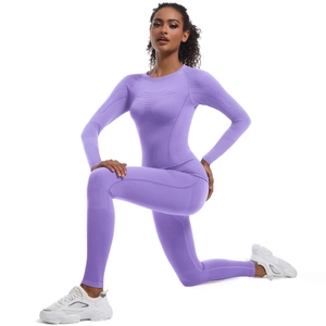 Dettaglio completo yoga viola senza cuciture con rete a V e pannelli a coste