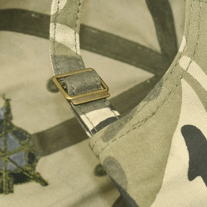 Makroaufnahme der Camouflage-Kappe mit verstellbarer Metallschnalle aus antiker Bronze